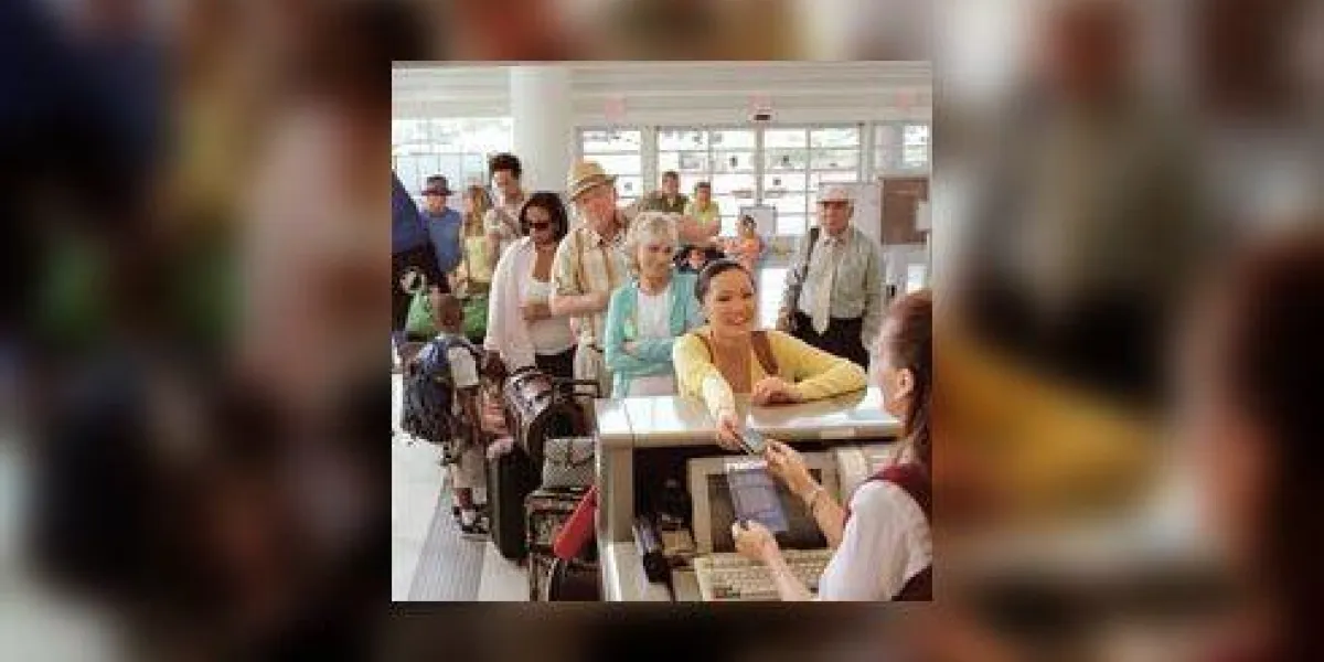 femme, remettre, carte bancaire, femme, aéroport, check-in, bureau, sourire