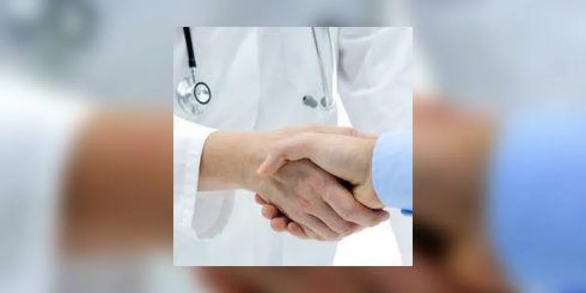 docteur serre la main avec un patient isolé sur fond blanc docteur serre la main avec un patient isolé sur fond blanc