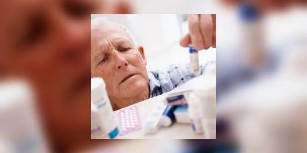 homme âgé, choisir, bouteille médicament, depuis, a, étagère