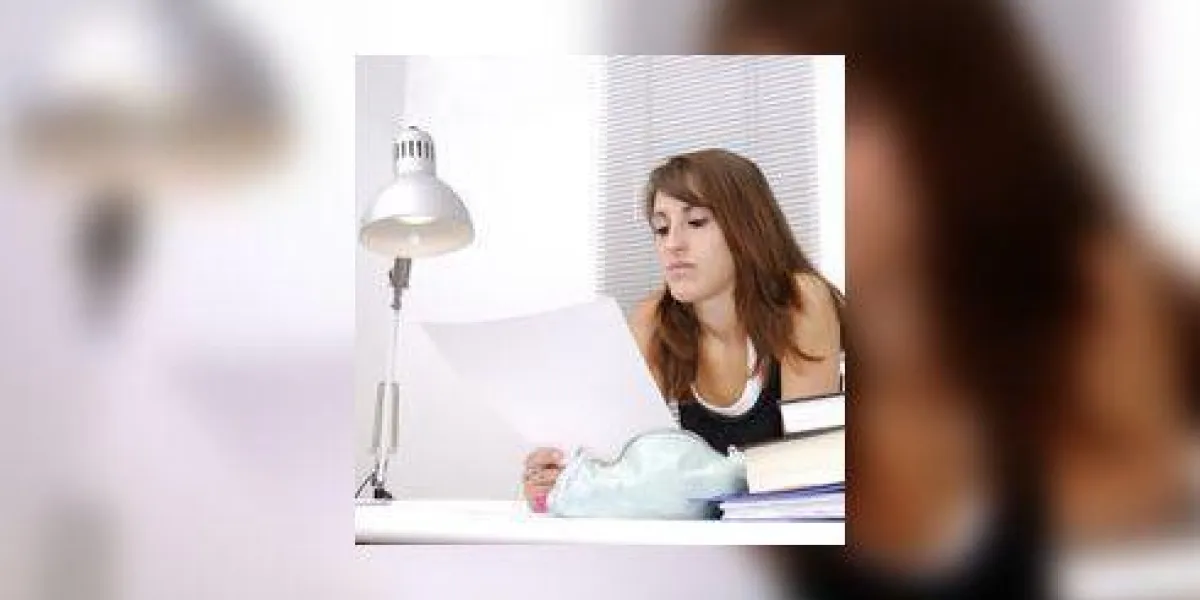 coup de studio d'une jeune étudiante à son bureau coup de studio d'une jeune étudiante à son bureau