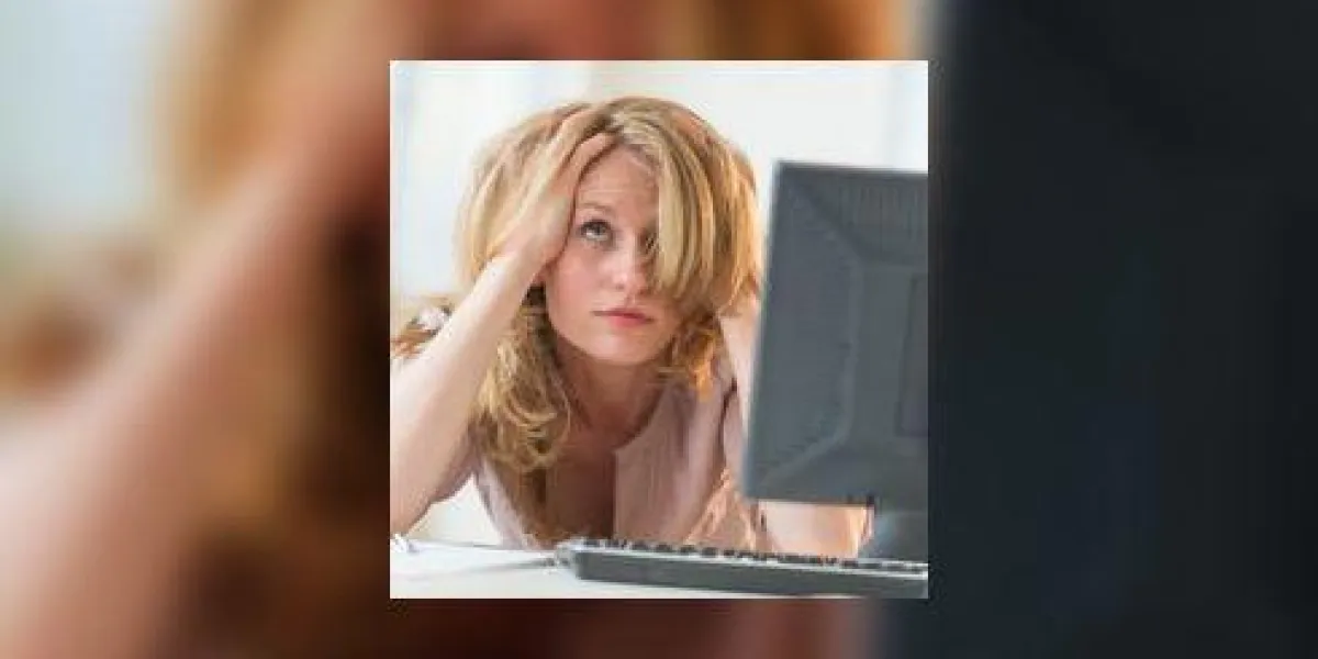femme d'affaires frustré avec les mains dans les cheveux au bureau femme d'affaires frustré avec les mains dans les cheveux au bureau