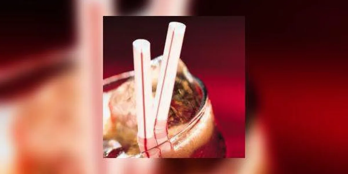 gros plan de pailles dans un verre de soda