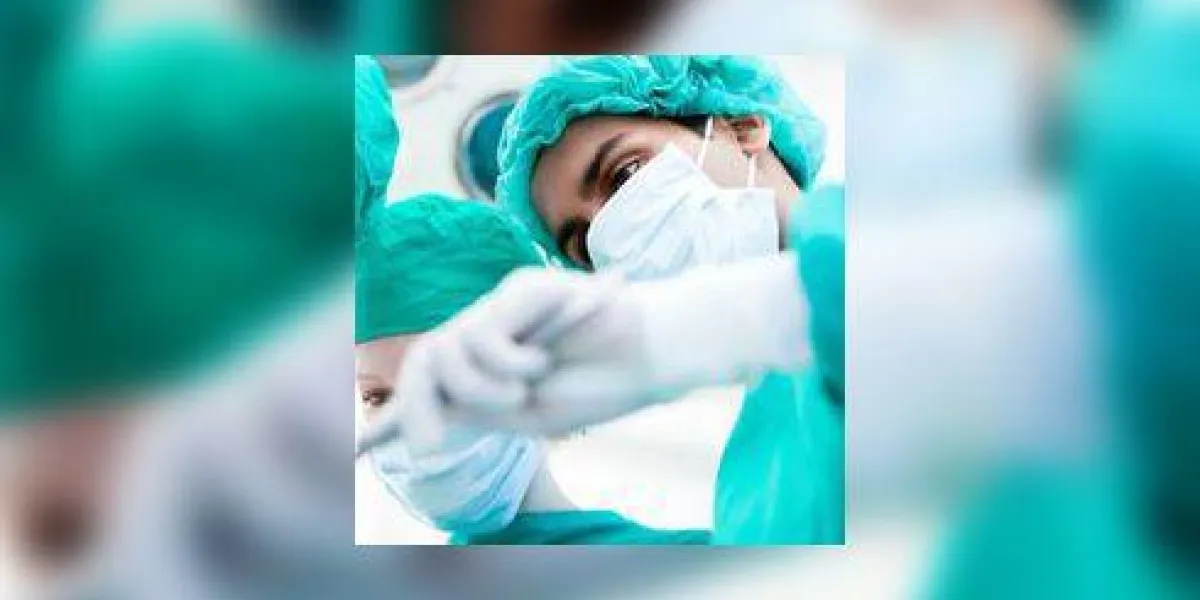 chirurgiens sérieux lors d'une opération
