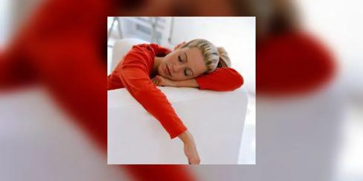 femme allongée sur un canapé