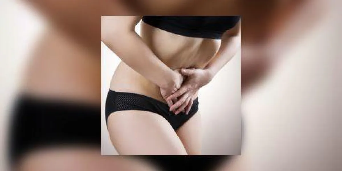 femme avec douleur abdominale douleur dans le corps humain sur fond gris femme avec douleur abdominale douleur dans le corps humain sur fond gris