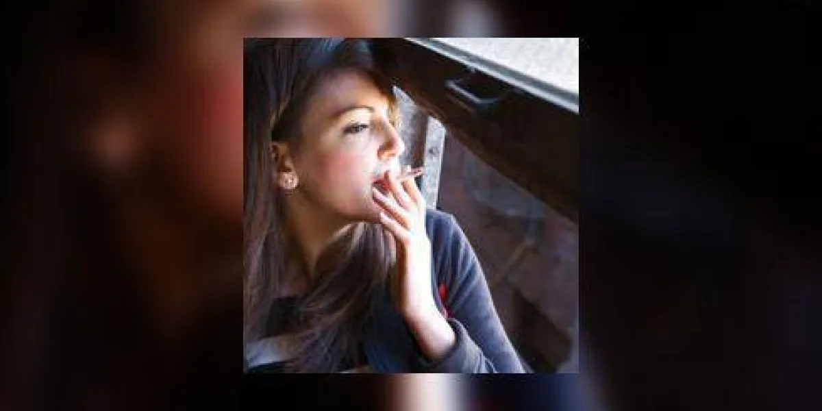 femme en train de fumer par la fenêtre ouverte femme en train de fumer par la fenêtre ouverte