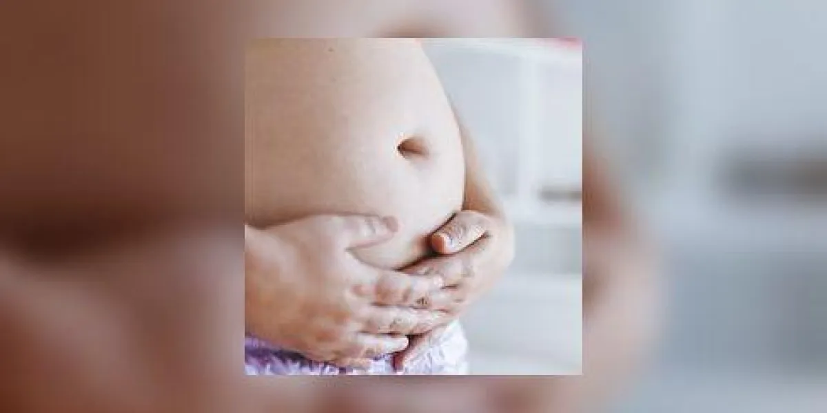 femme enceinte en touchant son ventre avec les mains