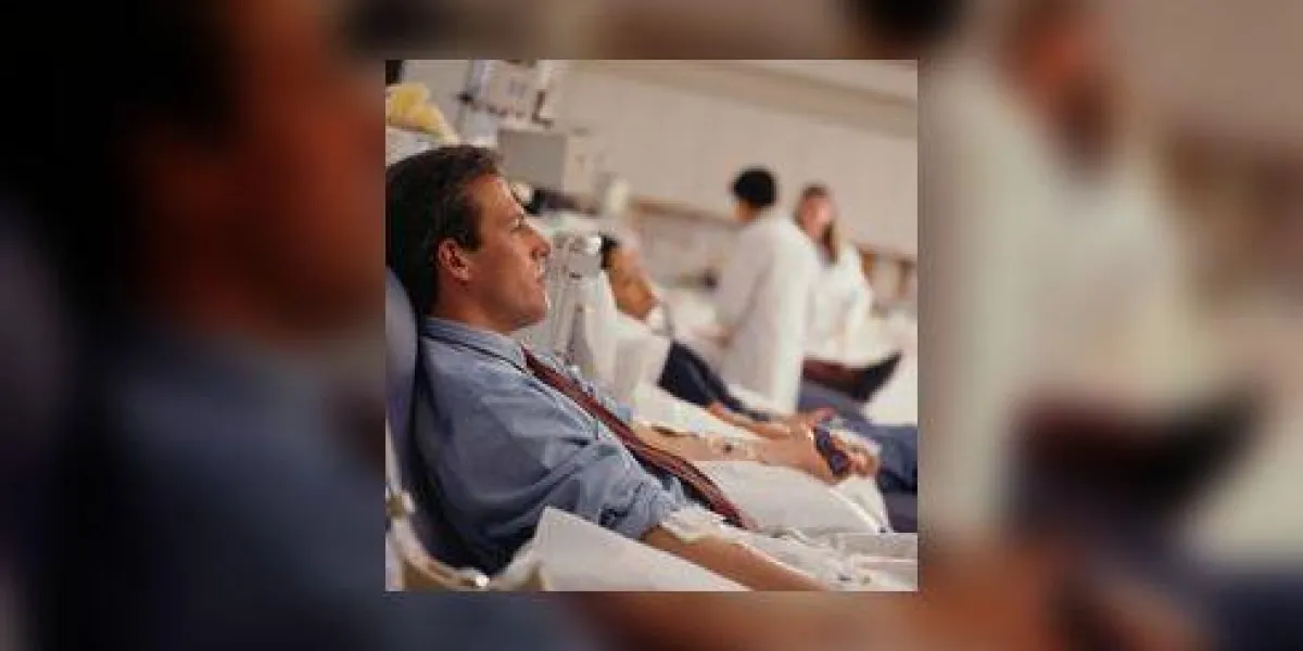 homme donnant du sang à l'hôpital