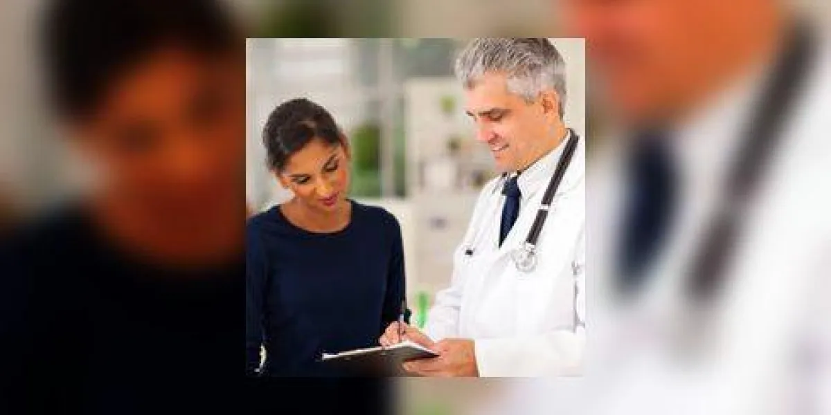 médecin principal vérifiant le résultat du test du patient médecin principal vérifiant le résultat du test du patient