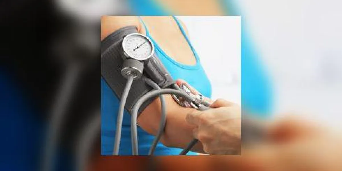 la vérification de la pression artérielle d'une patiente la vérification de la pression artérielle d'une patiente