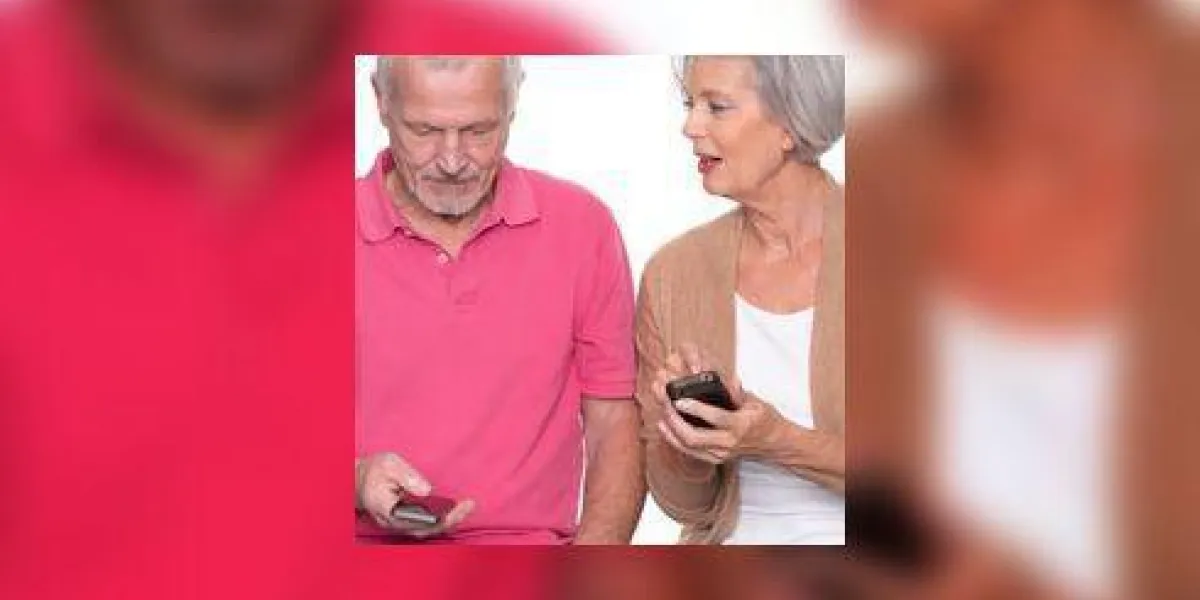 couple de personnes âgées avec smartphone en face de fond blanc couple de personnes âgées avec smartphone en face de fond blanc