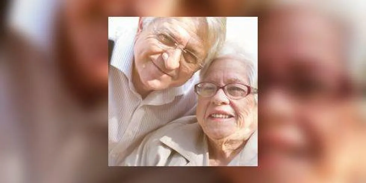 homme et femme senior prenant selfie avec effet de filtre rétro homme et femme senior prenant selfie avec effet de filtre rétro