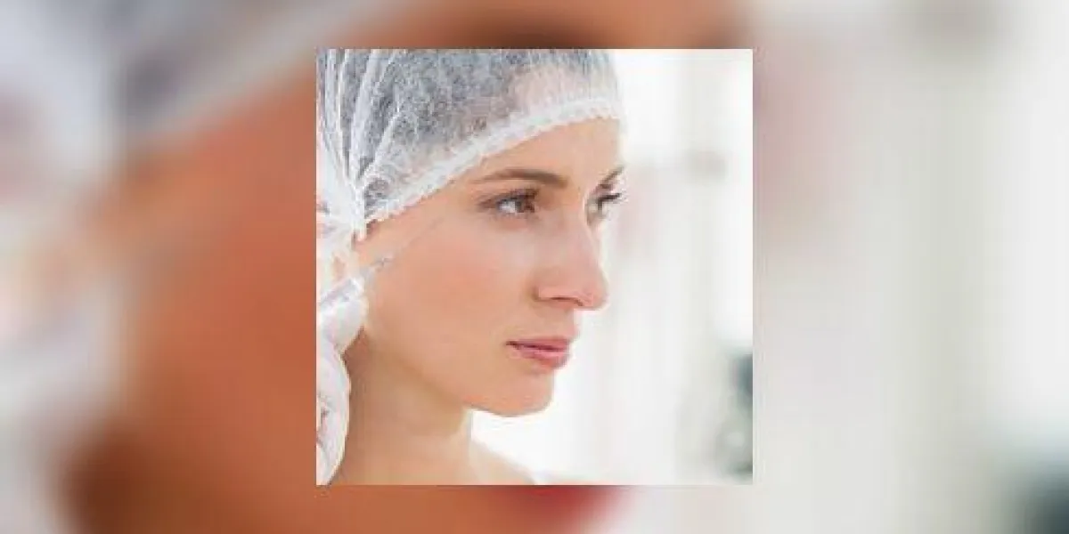 femme ayant l'injection de botox femme ayant l'injection de botox
