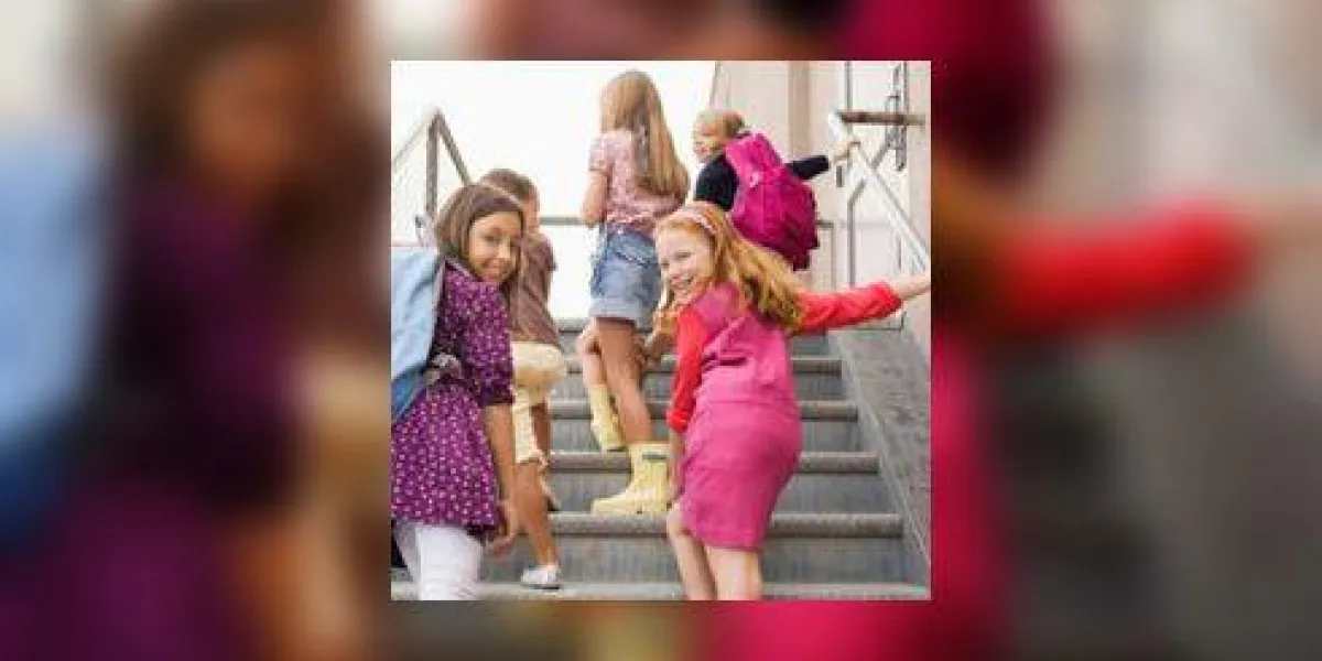 filles marchant sur les marches