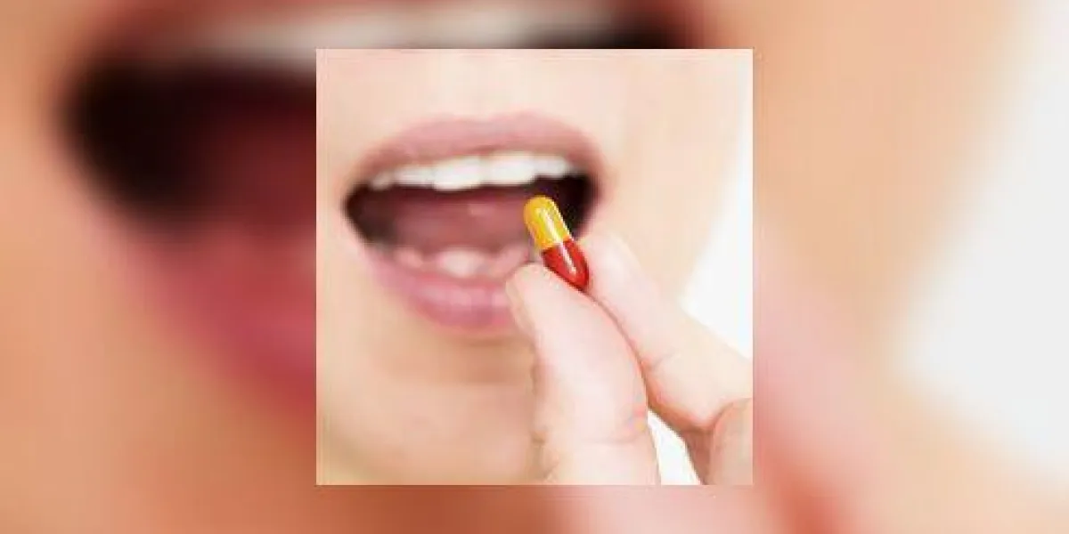 jeune femme prenant la pilule, se concentrer sur la pilule