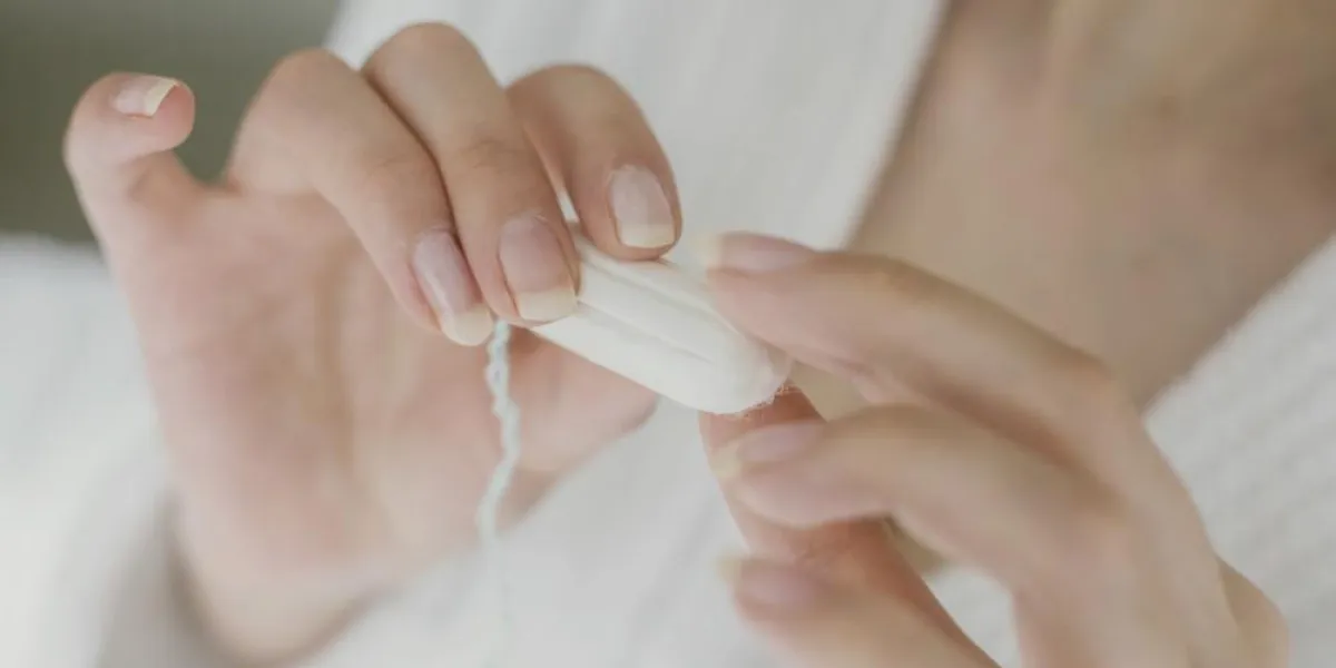 frau mit tampon in der hand