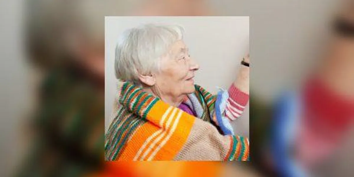 femme senior ajustant son thermostat