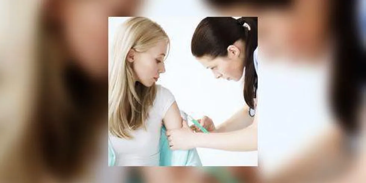 médecin faisant le vaccin au patient