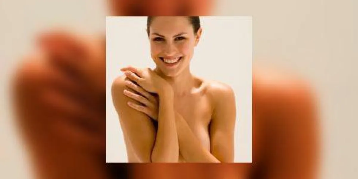 femme nue couvrant les seins
