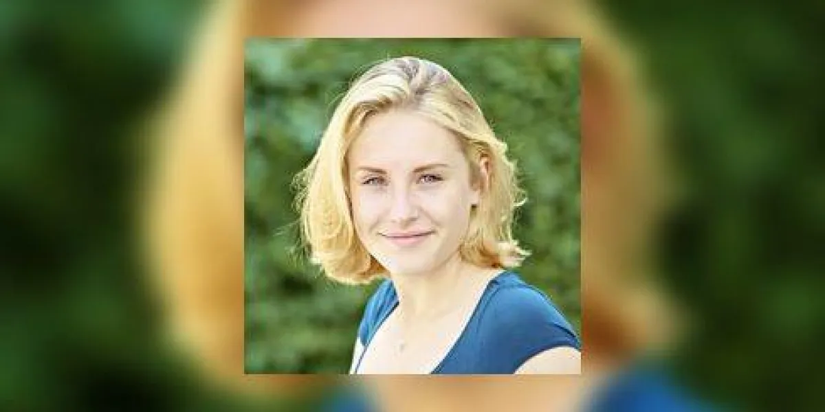 gros plan d'une jolie jeune femme souriante sur un fond vert