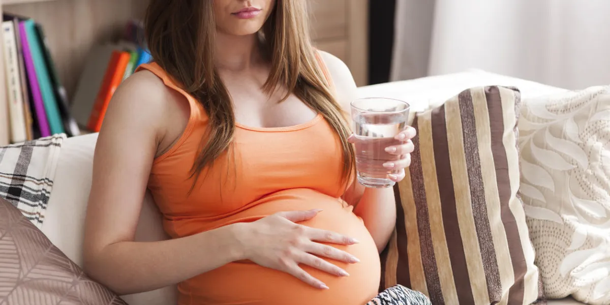 jeune femme enceinte avec des nausées jeune femme enceinte avec des nausées