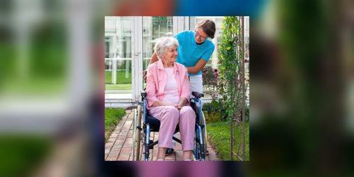 souriant senior dame heureuse dans un fauteuil roulant souriant senior dame heureuse dans un fauteuil roulant