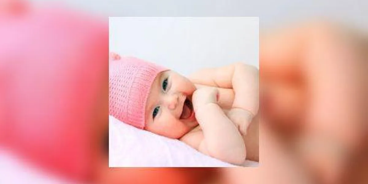 rire bébé fille au chapeau rose rire bébé fille au chapeau rose