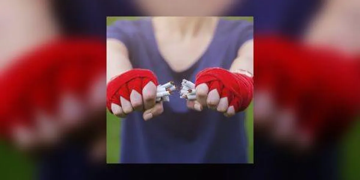 mains filles roulées dans des bandages de boxe casser une pile de cigarettes motivatsiya à un style de vie sain sports contre le tabagisme non fumeur mains filles roulées dans des bandages de boxe casser une pile de cigarettes motivatsiya à un style de vie sain sports contre le tabagisme non fumeur
