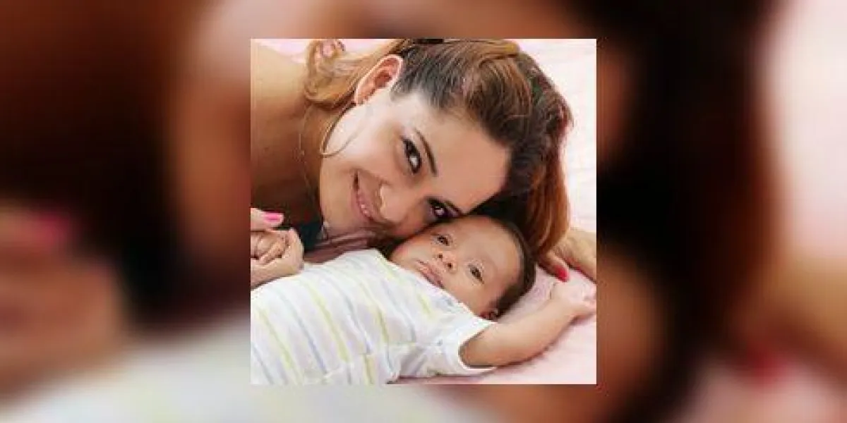femme heureuse avec son bébé