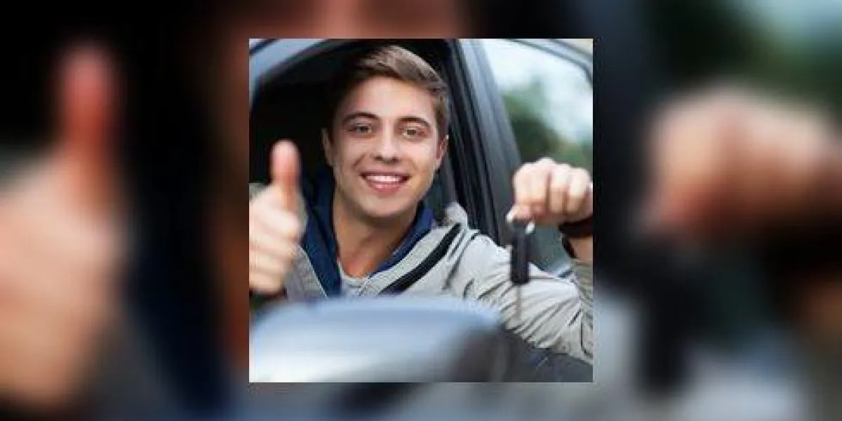 homme faisant le pouce en l'air dans la voiture homme faisant le pouce en l'air dans la voiture