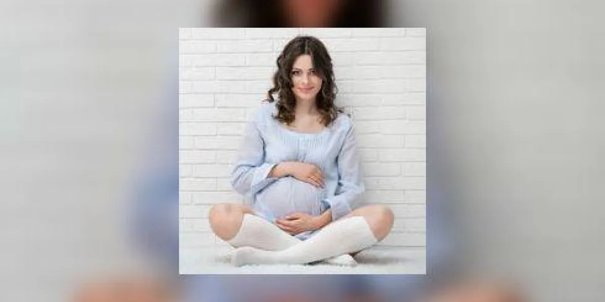 portrait de la jeune femme enceinte portrait de la jeune femme enceinte