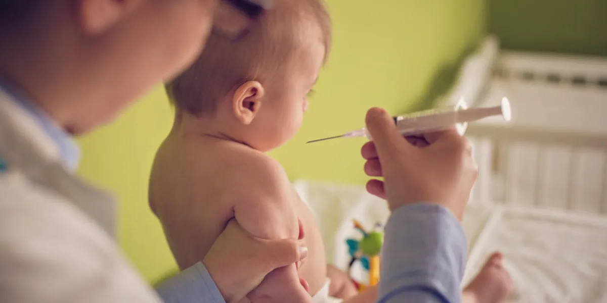 patient de bébé garçon recevant le vaccin au cabinet médical patient de bébé garçon recevant le vaccin au cabinet médical