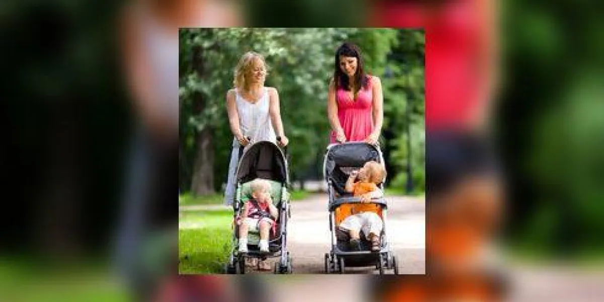 mères heureuses marchant avec des enfants dans les landaus