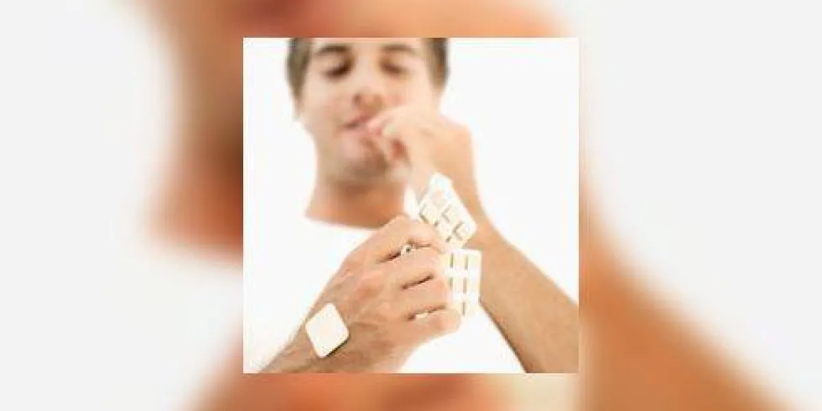bas affichage angle, de, a, jeune homme, manger, nicotine, gomme, depuis, a, bande bas affichage angle, de, a, jeune homme, manger, nicotine, gomme, depuis, a, bande