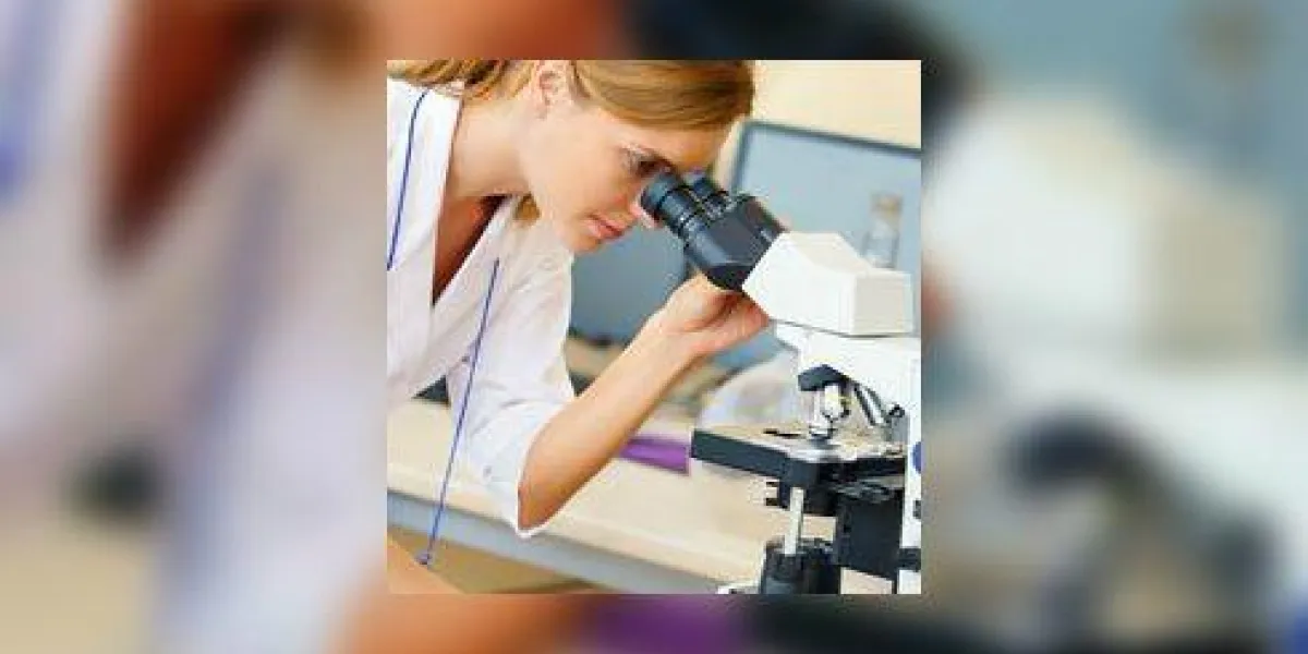 femme travaillant avec un microscope