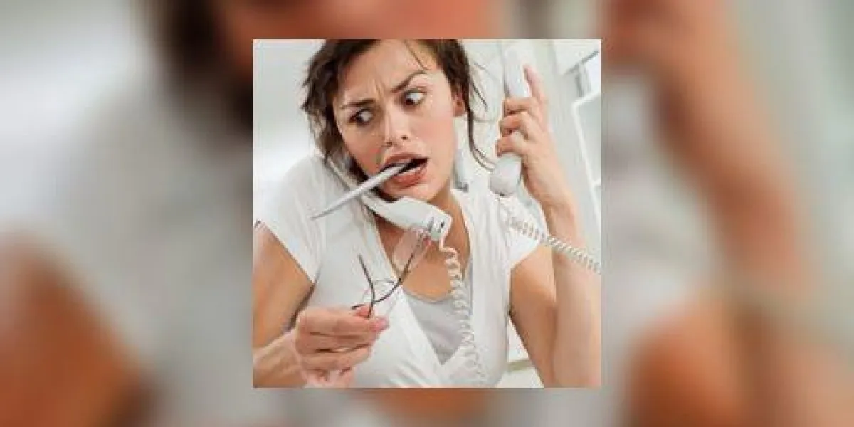 femme d'affaires détenant des téléphones au bureau
