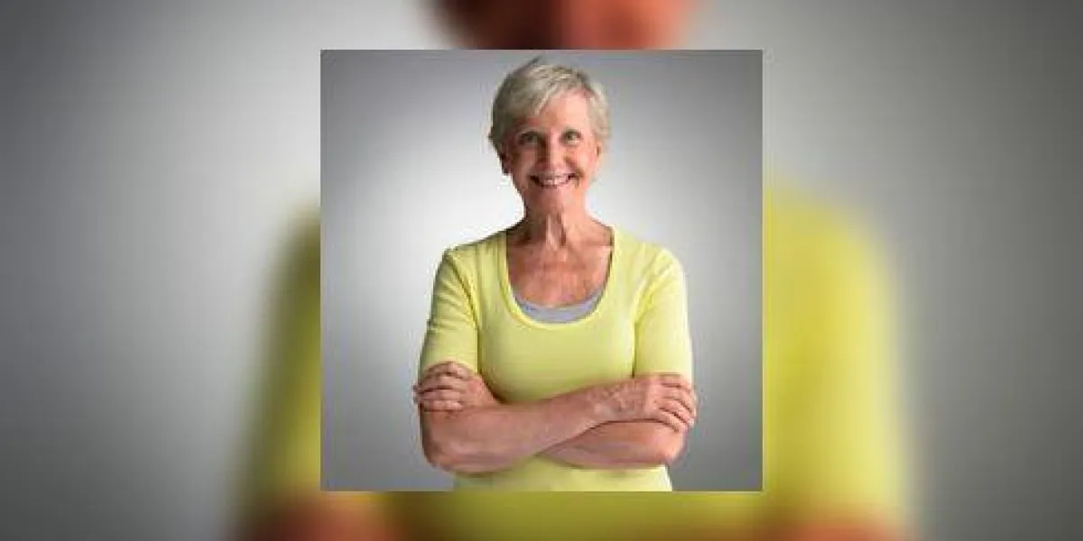 femme âgée debout avec les bras croisés, souriant, portrait femme âgée debout avec les bras croisés, souriant, portrait