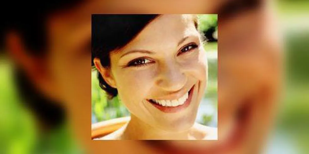 gros plan de femme à l'extérieur en souriant à la caméra gros plan de femme à l'extérieur en souriant à la caméra