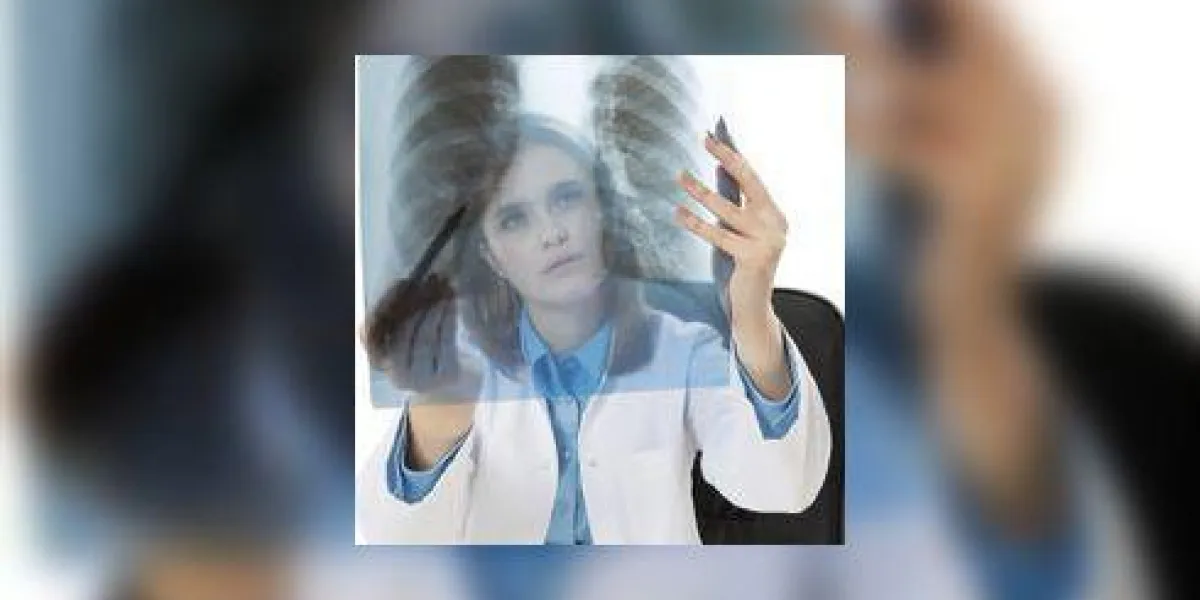 jeune femme médecin examinant une image radiographique