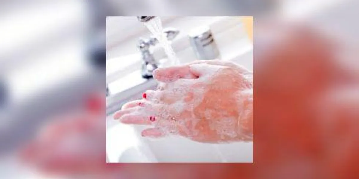 femme se laver les mains