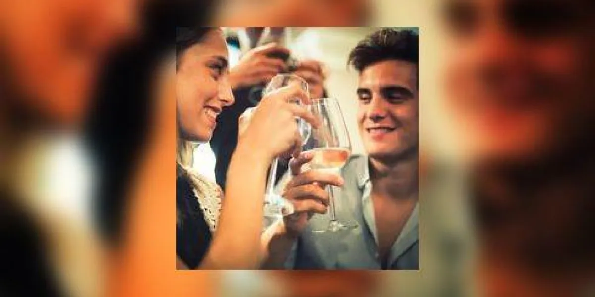 groupe d'amis grillage lors d'un apéritif italien