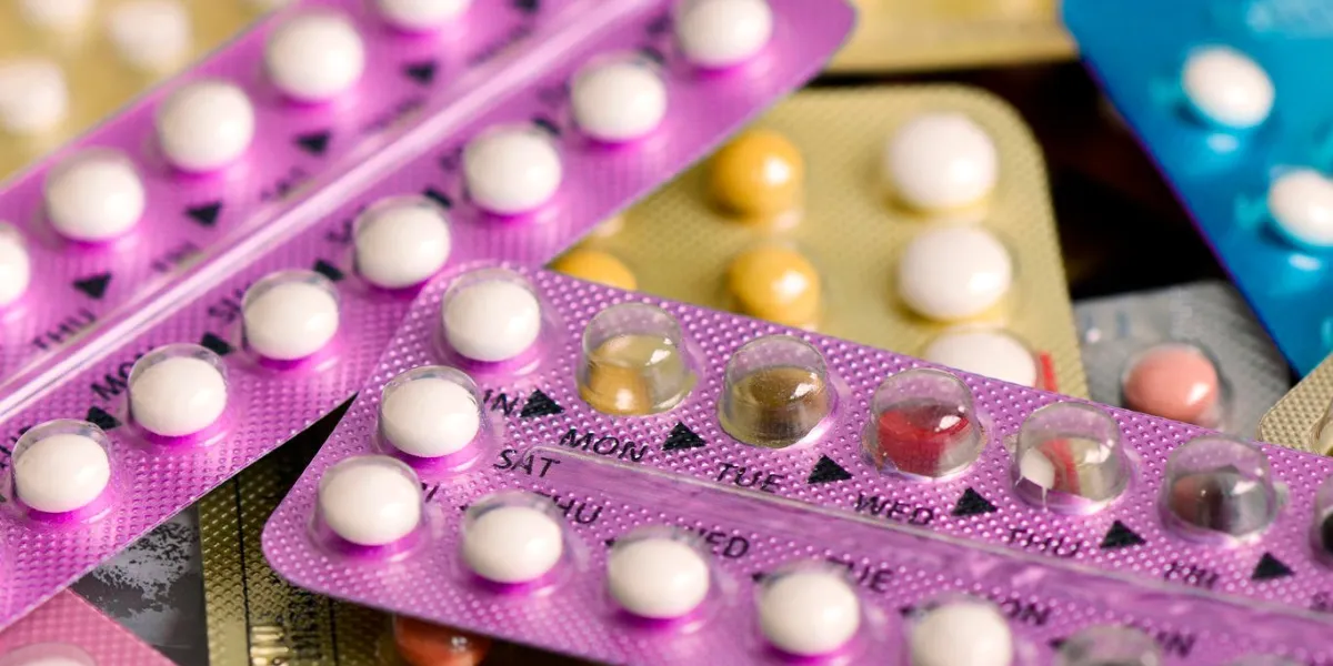 pilule contraceptive orale sur le comptoir de pharmacie avec fond de rayures de pilules colorées