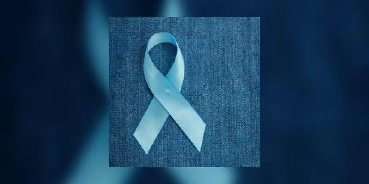 ruban bleu pour la sensibilisation au cancer de la prostate sur bleu denim avec fond