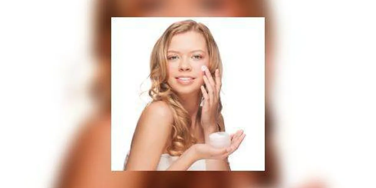 femme, appliquer, crème hydratante