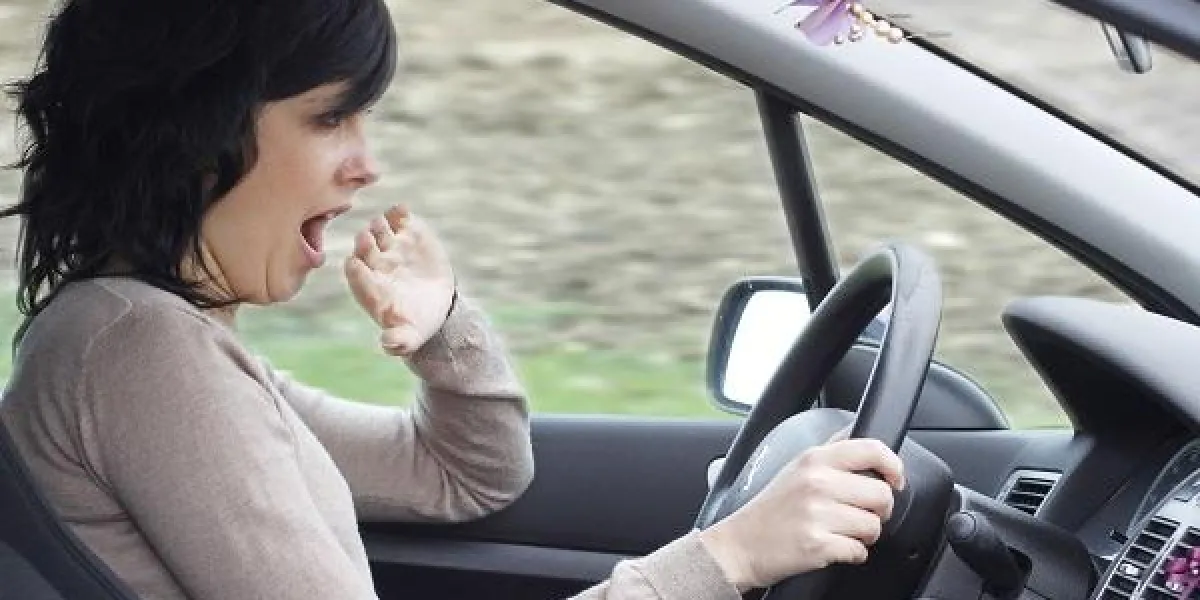 jeune conductrice - fatigue au volant