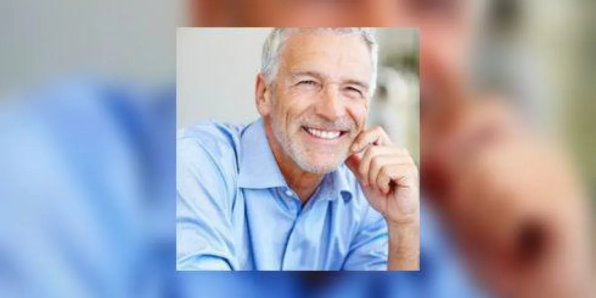 portrait d'homme d'affaires mature satisfait souriant