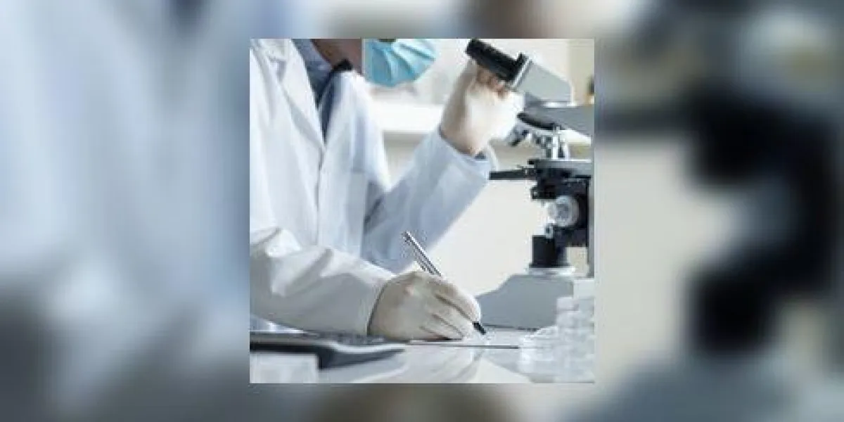 scientifique effectuant des recherches avec un microscope