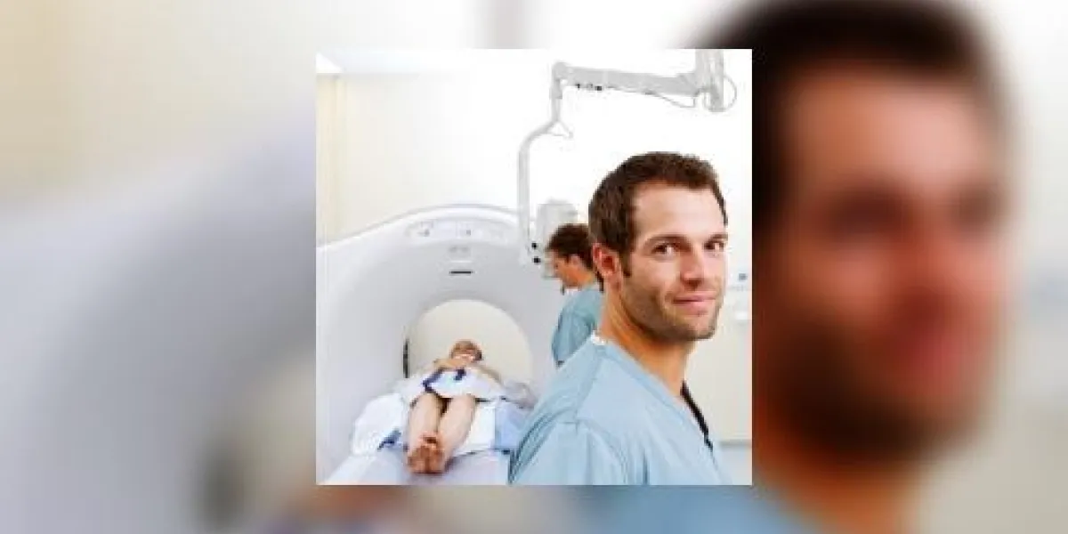 technicien masculin avec chat scan en arrière-plan