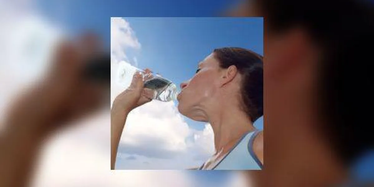 jeune femme buvant de l'eau après une séance d'entraînement