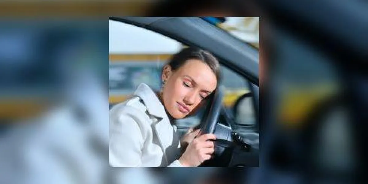 belle femme dort dans une voiture belle femme dort dans une voiture